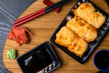 Sıcak kızarmış suşi Roll somon, havyar, karides, salatalık, avokado, peynir ile. Sushi Menüsü. Japon yemekleri wasabi, zencefil, soya sosu ile. Sıcak kızarmış suşi Roll