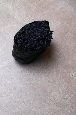 Tobiko uçan balık karaca Gunkan Maki Sushi salatalık ile siyah. Üzerinde gri izole. Japonya gıda