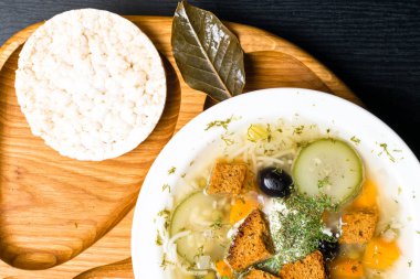 Havuç, kabak, bezelye, dereotu, siyah zeytin, defne yaprağı ile ham squash ve kabak çorbası. Ahşap arka plan sebze, vejetaryen yemek. Galette'ye çocuk çorbası