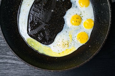 ahşap arka plan üzerinde tavada kızarmış yumurta