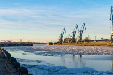 Vinçler limana. Akşamları sanayi limanı