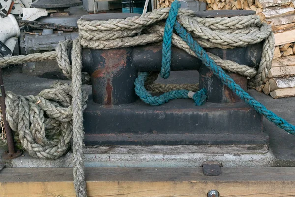 Fondo Cuerda Vieja Gran Cuerda Mar Metal Oxidado Leña — Foto de Stock