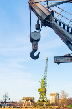 Metal Vinç kanca yakın kadar mavi gökyüzü ve endüstriyel arka plan