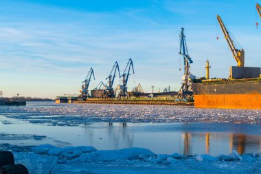 Endüstriyel kargo vinçler Dock. Konteyner kargo nakliye lojistik ithalat için sabah tersane köprüde vinç çalışma ile gemi ve arka plan vermek