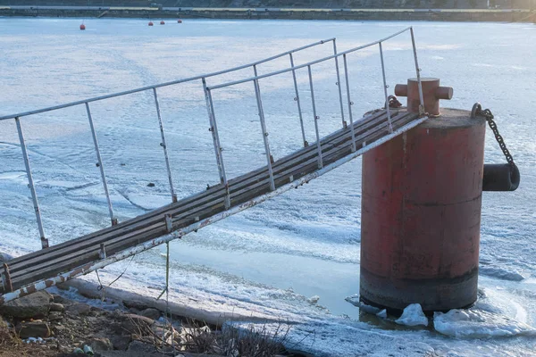 Pilona Vieja Congelada Rampa Muelle Invierno Frío — Foto de Stock