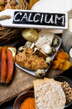 Gıda fındık, bisküvi, süt, bezelye, mercimek, barbunya fasulyesi, süzme peynir, yoğurt, ayran, Kuru Kayısı salmonhealthy gıda düz lay gibi kalsiyum açısından zengin