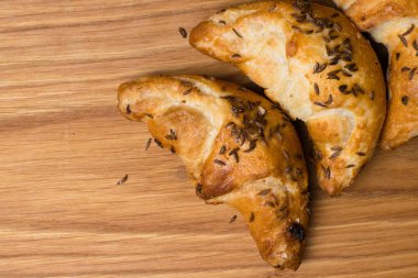 ahşap arka plan üzerinde kimyon tohumu ile pişmiş rulo yakın çekim