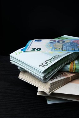 Birkaç euro banknot kazık. Para demet yığını