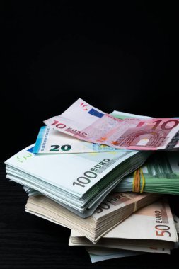 Birkaç euro banknot kazık. Para demet yığını