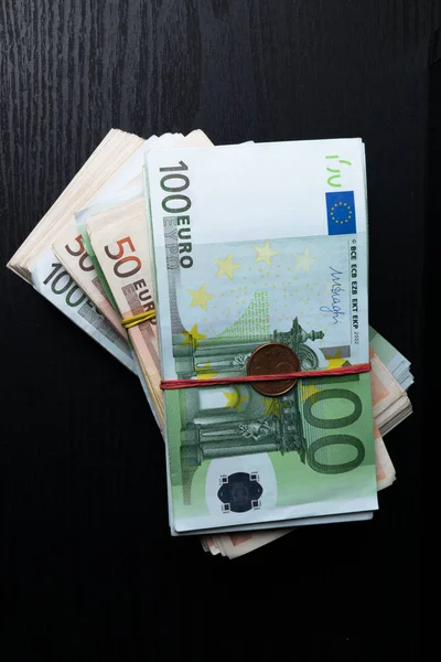 Stapel Van Eurobankbiljetten Munten Geïsoleerd 100 Euro Bankbiljetten Europees Geld — Stockfoto