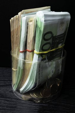 Avro banknotları ve merkezleri ile para kutusu tasarruf. Avrupa Birliği 'nin banknotları. Avro nakit geçmişi. Birkaç Avro banknotu. Para yığını