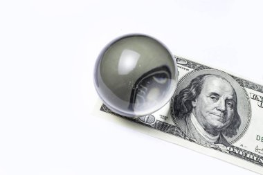 Yüz dolarlık banknot bir büyüteç top altında kontrol beyaz arka plan üzerinde izole kavramsal fotoğraf. Seçici odak