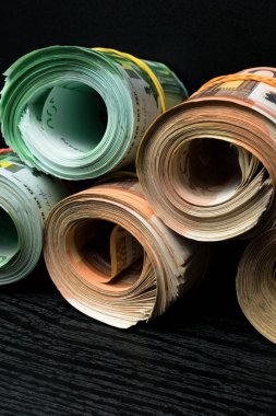 Birkaç bin euro banknot lastikleri ile haddelenmiş