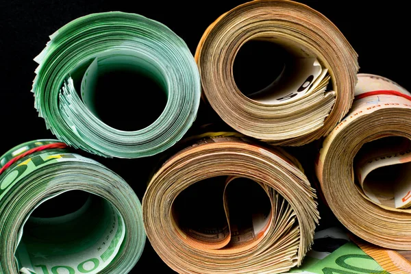 Выкатил Несколько Тысяч Евро Банкнот Резиновым Фоном — стоковое фото