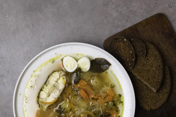 Fischsuppe Mit Gemüse Reis Kräutern Und Kleinen Eiern Weißem Teller — Stockfoto