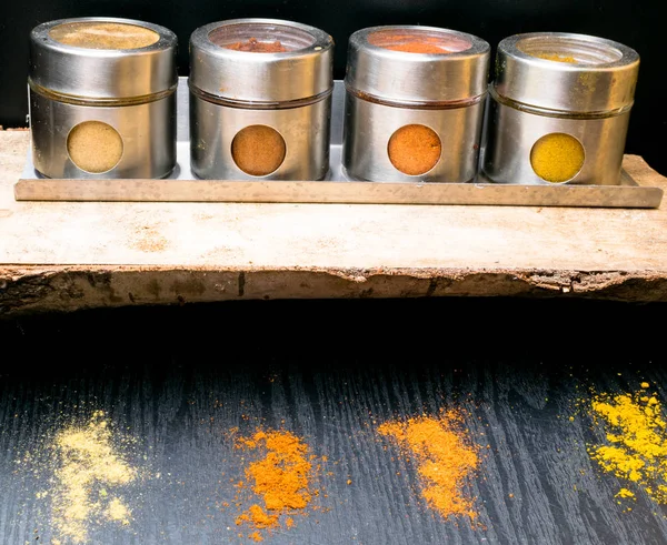 五颜六色的草药和香料在金属和玻璃罐子 自然颜色和顶部视图 健康印度香料 辣的范围 四个不同香料和草药的透明玻璃罐系列 — 图库照片