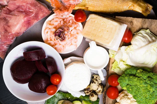 Yüksek protein yiyecek - balık, et, kümes hayvanları, fındık, yumurta. Sağlıklı beslenme ve diyet kavramı. Ürünler bozmak sağlıklı saçlar için.