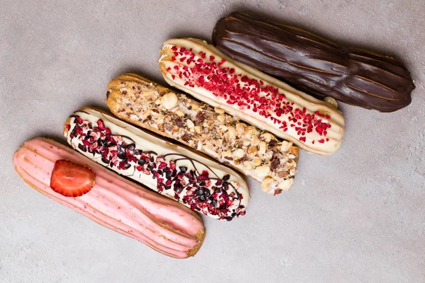 Doux Délicieux Éclairs Français Colorés Groupe Desserts Français Contexte Clair — Photo