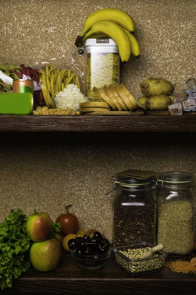 Kompleks karbonhidratlar ürünleri zengin çeşitler. Sağlıklı gıda taş zemin üzerine. Metin için yer