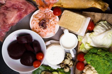 Yüksek protein gıda, balık, et, kümes hayvanları, fındık, yumurta. Sağlıklı beslenme ve diyet kavramı. Ürünler bozmak sağlıklı saçlar için