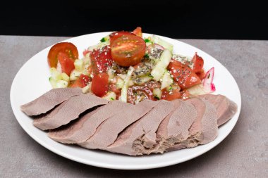 kesme ham dil ve salata marul, domates, salatalık, petrol, chia seesam tohumlar üzerinde beyaz plaka ile haşlanmış