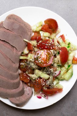 kesme ham dil ve salata marul, domates, salatalık, petrol, chia seesam tohumlar üzerinde beyaz plaka ile haşlanmış