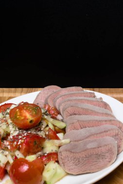 kesme ham dil ve salata marul, domates, salatalık, petrol, chia seesam tohumlar üzerinde beyaz plaka ile haşlanmış