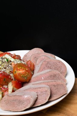 kesme ham dil ve salata marul, domates, salatalık, petrol, chia seesam tohumlar üzerinde beyaz plaka ile haşlanmış