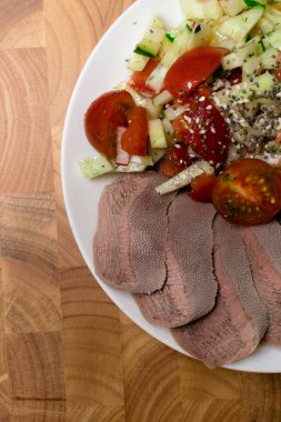 kesme ham dil ve salata marul, domates, salatalık, petrol, chia seesam tohumlar üzerinde beyaz plaka ile haşlanmış