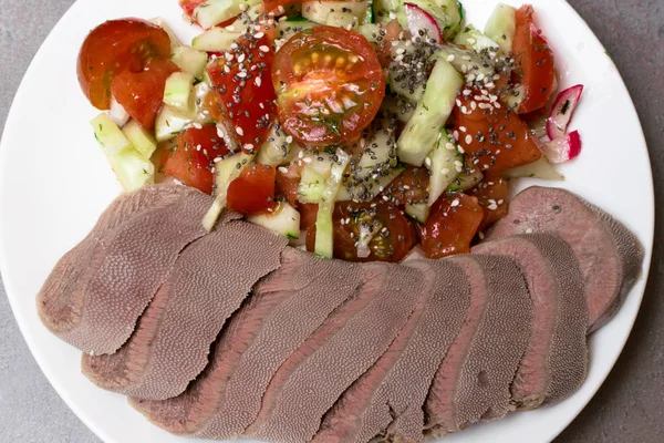 kesme ham dil ve salata marul, domates, salatalık, petrol, chia seesam tohumlar üzerinde beyaz plaka ile haşlanmış