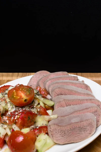 kesme ham dil ve salata marul, domates, salatalık, petrol, chia seesam tohumlar üzerinde beyaz plaka ile haşlanmış