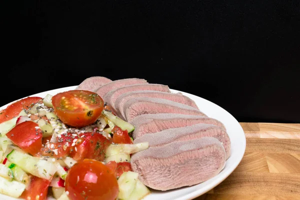 kesme ham dil ve salata marul, domates, salatalık, petrol, chia seesam tohumlar üzerinde beyaz plaka ile haşlanmış