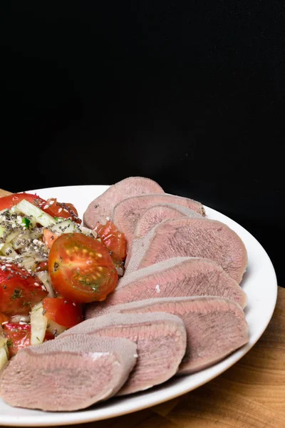 kesme ham dil ve salata marul, domates, salatalık, petrol, chia seesam tohumlar üzerinde beyaz plaka ile haşlanmış