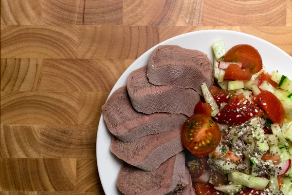 kesme ham dil ve salata marul, domates, salatalık, petrol, chia seesam tohumlar üzerinde beyaz plaka ile haşlanmış