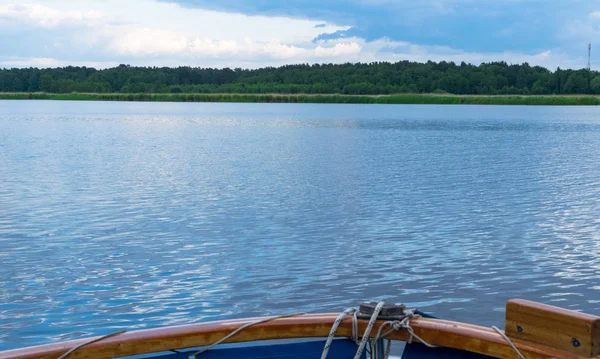 Malowniczy Las Błękitne Niebo Rzeki Widok Nauticat Drewniany Jacht — Zdjęcie stockowe