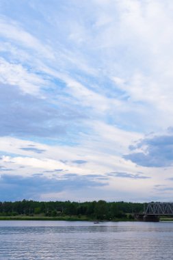 Pitoresk orman, mavi gökyüzü ve nehir. Balıkçı teknesine içinde