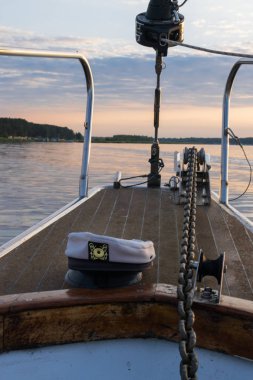 yatta Kaptan şapkası. Güzel gün batımı denizden. Yatlar görüntülemek