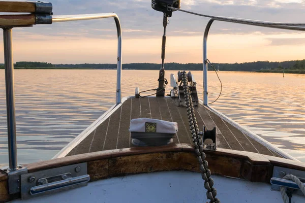 Kapitänsmütze Auf Jacht Wunderschöner Sonnenuntergang Über Dem Meer Blick Von — kostenloses Stockfoto