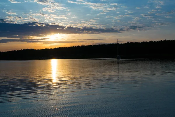 Auringonnousu Aamun Valo Kauniit Kalastusveneet Metsä Kaukana Meri Auringonlasku Jahti — kuvapankkivalokuva