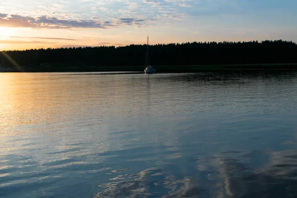 Sunrise, sabah ışık, güzel balıkçı tekneleri ve orman çok uzak. Deniz, gün batımı ve yat, romantik yolculuk