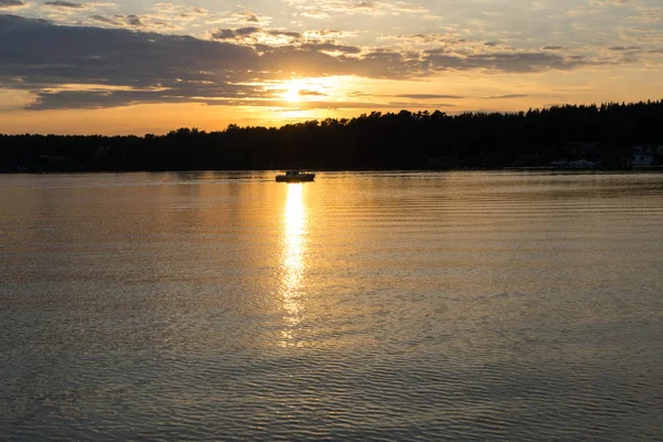 日の出 朝の光 美しい釣りボートと遠くの森 ヨット ロマンチックな旅  — 無料ストックフォト