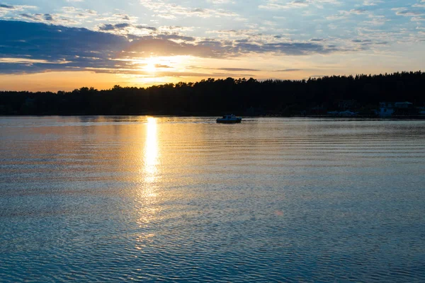 Auringonnousu Aamun Valo Kauniit Kalastusveneet Metsä Kaukana Meri Auringonlasku Jahti — kuvapankkivalokuva