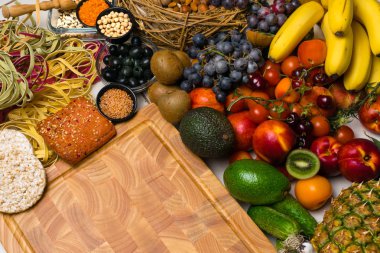 Akdeniz gıda arka plan. Taze meyve, sebze, fındık, mantar, makarna, ürün yelpazesine tohum fasulye üstten görünüm