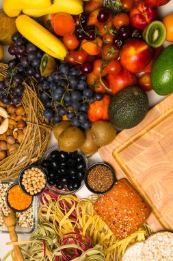 Akdeniz gıda arka plan. Ürün yelpazesine taze meyve ve sebze, domates, ananas, muz, kivi, mantar, çilek, avokado, bitkisel yağ, zeytin, bisküvi şeftali kayısı şarap kiraz kiraz nitrites üst görüntüleme