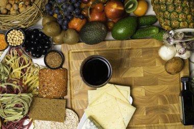 Akdeniz gıda arka plan. Taze meyve, sebze, fındık, mantar, makarna, ürün yelpazesine tohum fasulye şarap peynir üstten görünüm