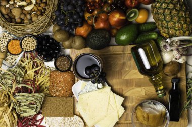 Akdeniz gıda arka plan. Karışım-in taze meyve, sebze, balık, fındık, tohum fasulye, cam şarap, peynir üstten görünüm