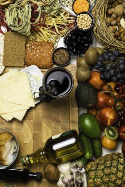 Akdeniz gıda arka plan. Karışım-in taze meyve, sebze, balık, fındık, tohum fasulye, cam şarap, peynir üstten görünüm