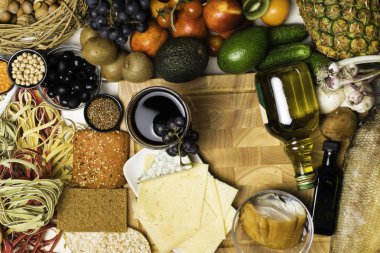 Akdeniz gıda arka plan. Karışım-in taze meyve, sebze, balık, fındık, tohum fasulye, cam şarap, peynir üstten görünüm