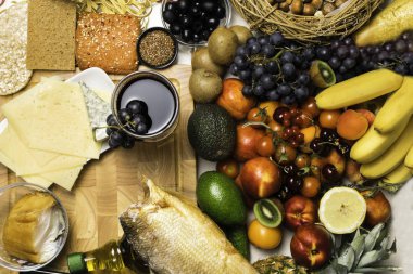 Akdeniz gıda arka plan. Karışım-in taze meyve, sebze, balık, fındık, tohum fasulye, cam şarap, peynir üstten görünüm