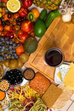 Akdeniz gıda arka plan. Taze meyve, sebze, fındık, mantar, makarna, ürün yelpazesine tohum fasulye şarap peynir üstten görünüm